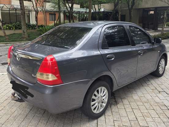 TOYOTA-ETIOS-1.5 XLS SEDAN 16V FLEX 4P MANUAL TOYOTA-ETIOS-2013