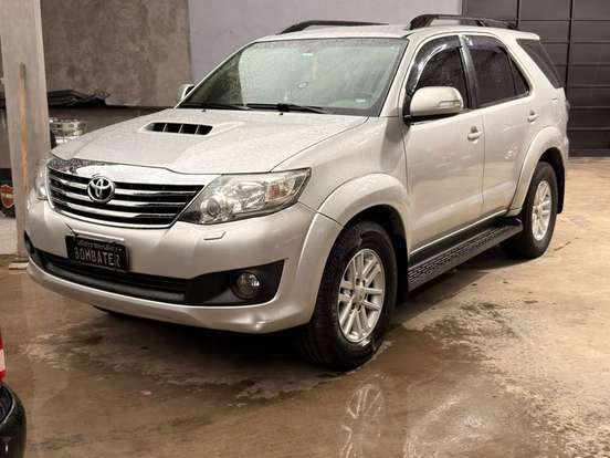 TOYOTA-HILUX SW4-3.0 SRV 4X4 7 LUGARES 16V TURBO INTERCOOLER DIESEL 4P AUTOMÁTICO TOYOTA-HILUX SW4-2013