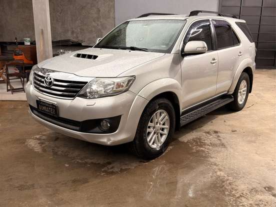 TOYOTA-HILUX SW4-3.0 SRV 4X4 7 LUGARES 16V TURBO INTERCOOLER DIESEL 4P AUTOMÁTICO TOYOTA-HILUX SW4-2013