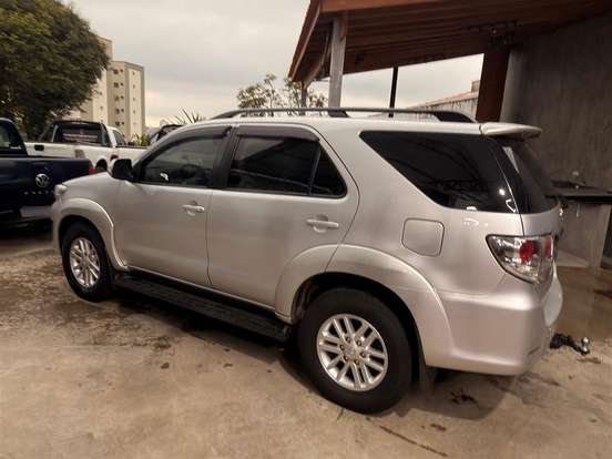 TOYOTA-HILUX SW4-3.0 SRV 4X4 7 LUGARES 16V TURBO INTERCOOLER DIESEL 4P AUTOMÁTICO TOYOTA-HILUX SW4-2013