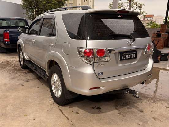 TOYOTA-HILUX SW4-3.0 SRV 4X4 7 LUGARES 16V TURBO INTERCOOLER DIESEL 4P AUTOMÁTICO TOYOTA-HILUX SW4-2013