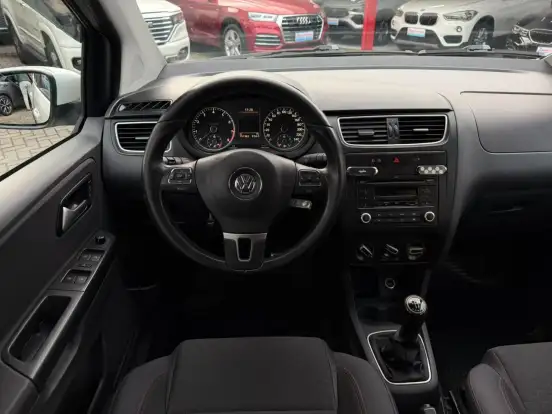 VOLKSWAGEN-FOX-2012