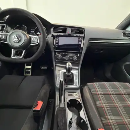 VOLKSWAGEN-GOLF-2015