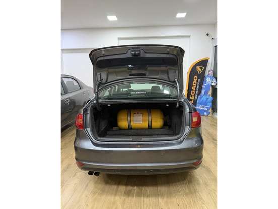 VOLKSWAGEN-JETTA-2011