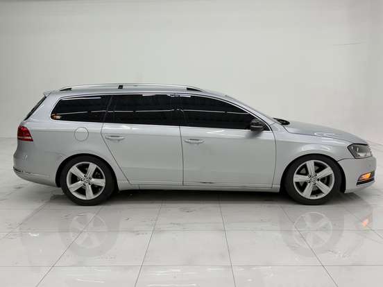 VOLKSWAGEN-PASSAT-2011