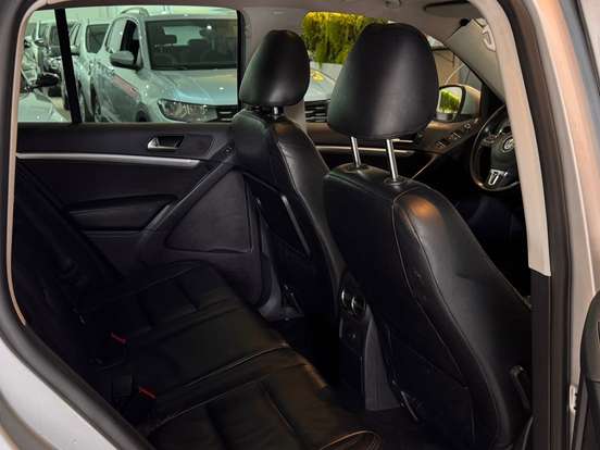 VOLKSWAGEN-TIGUAN-2011