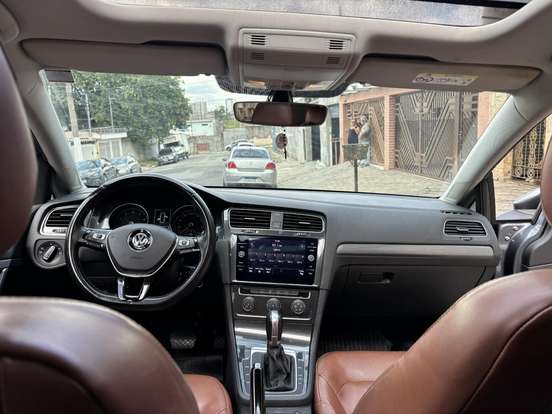 VOLKSWAGEN-GOLF-2018