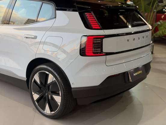 VOLVO-EX30-2024