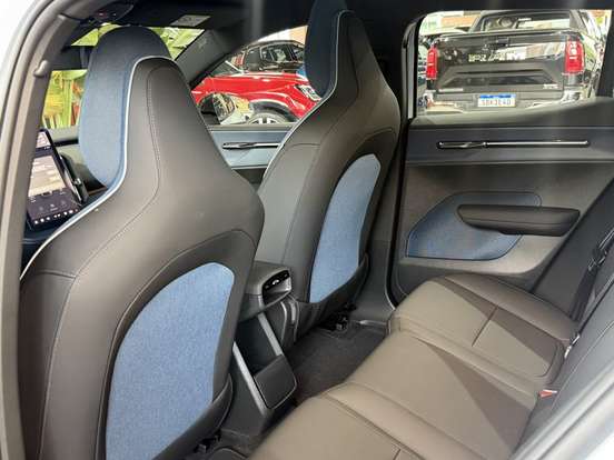 VOLVO-EX30-2024