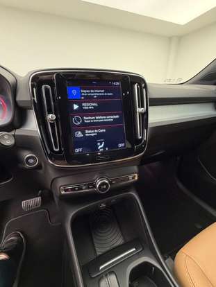 VOLVO-XC40-2018