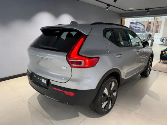 VOLVO-XC40-2023