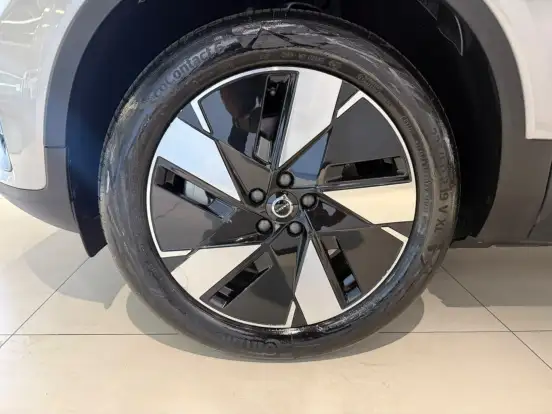 VOLVO-XC40-2023