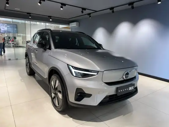 VOLVO-XC40-2023
