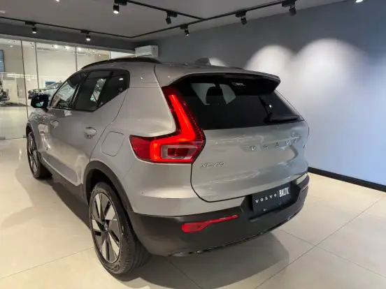 VOLVO-XC40-2023
