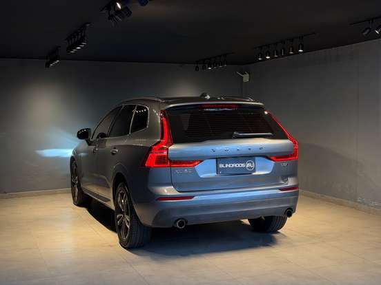 VOLVO-XC60-2020