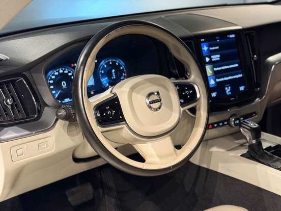VOLVO-XC60-2.0 T5 GASOLINA MOMENTUM AWD GEARTRONIC VOLVO-XC60-2020