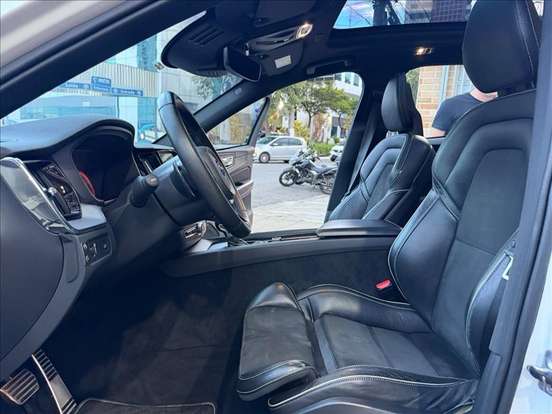 VOLVO-XC60-2017