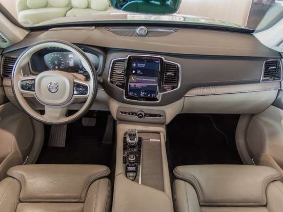 VOLVO-XC90-2020