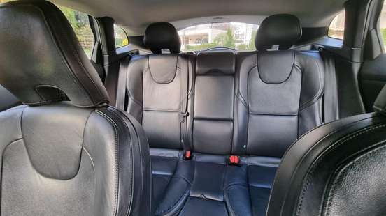 VOLVO-V40-2016