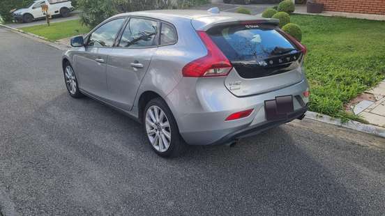 VOLVO-V40-2016