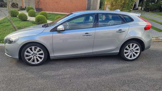 VOLVO-V40-2016