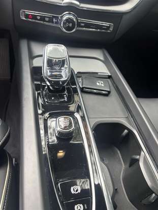 VOLVO-XC60-2024