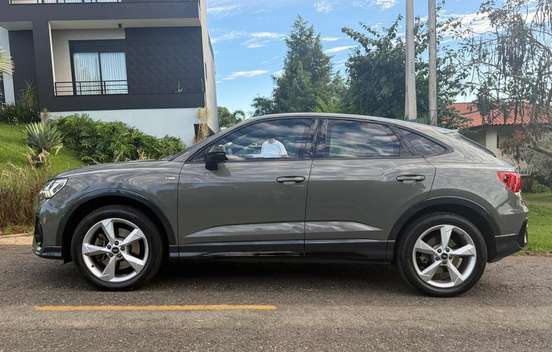 AUDI-Q3-2022