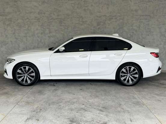 BMW-320i-2020