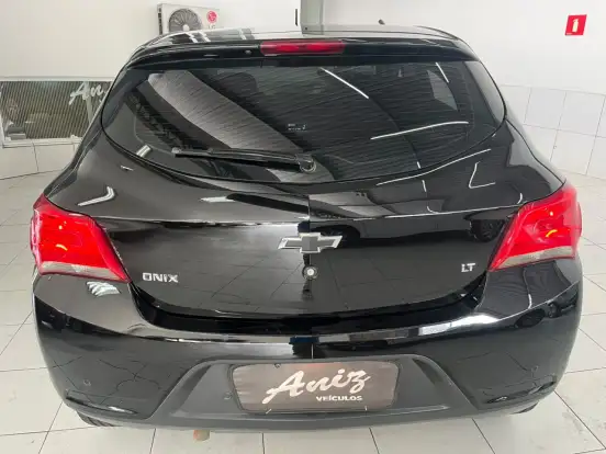 CHEVROLET-ONIX-2017