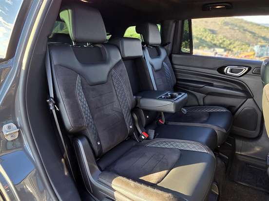 JEEP-COMMANDER-2.0 HURRICANE 4 TURBO GASOLINA BLACKHAWK AT9 JEEP-COMMANDER-2024