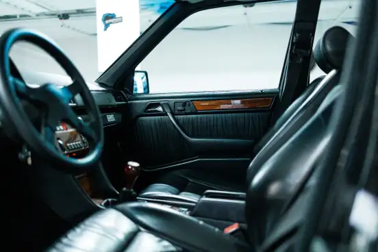 MERCEDES-BENZ-300 E-1992