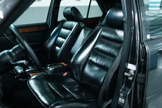 MERCEDES-BENZ-300 E-1992