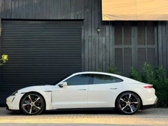 PORSCHE-TAYCAN-2021