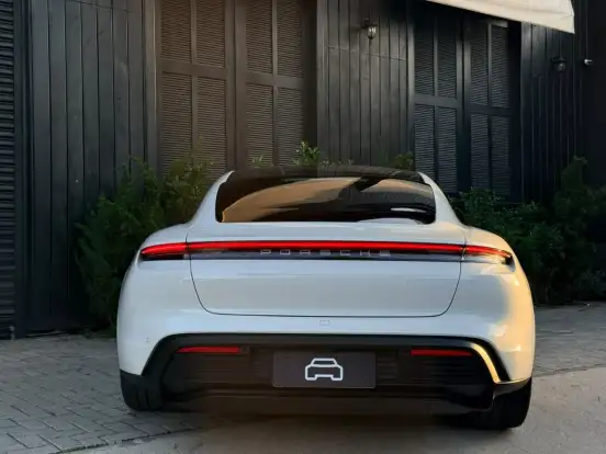 PORSCHE-TAYCAN-2021