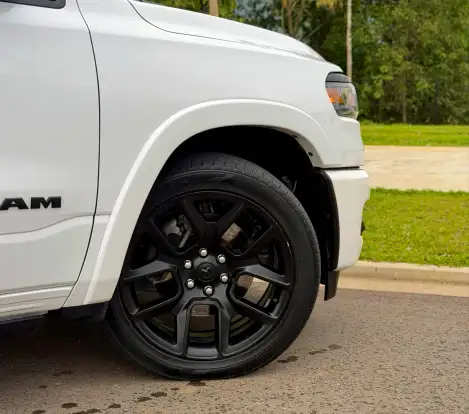 RAM-1500-3.0 HURRICANE 6 BITURBO GASOLINA LARAMIE NIGHT EDITION CD 4X4 AUTOMÁTICO RAM-1500-2025
