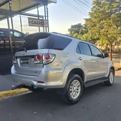 TOYOTA-HILUX SW4-2012