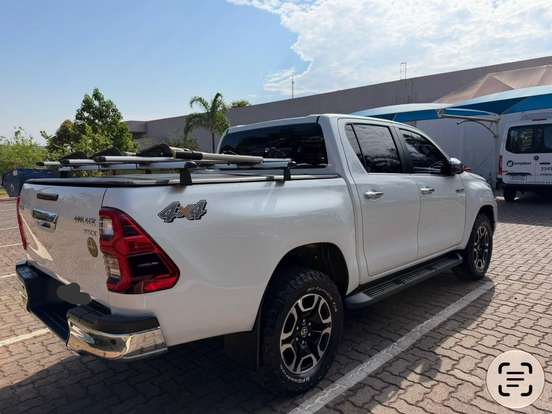 TOYOTA-HILUX-2.8 D-4D TURBO DIESEL CD SRX 4X4 AUTOMÁTICO TOYOTA-HILUX-2023