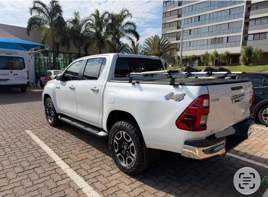 TOYOTA-HILUX-2.8 D-4D TURBO DIESEL CD SRX 4X4 AUTOMÁTICO TOYOTA-HILUX-2023