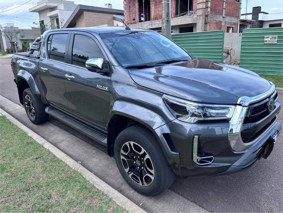 TOYOTA HILUX 2.8 D-4D TURBO DIESEL CD SRX PLUS 4X4 AUTOMÁTICO