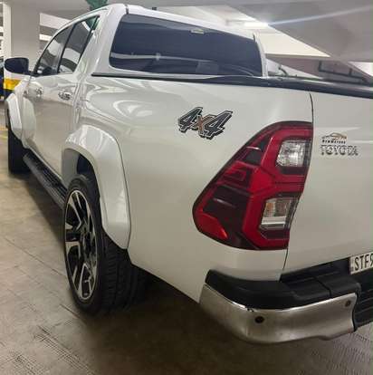 TOYOTA-HILUX-2.8 D-4D TURBO DIESEL CD SRX PLUS 4X4 AUTOMÁTICO TOYOTA-HILUX-2024