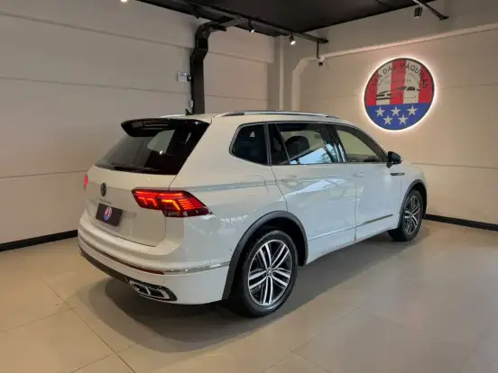 VOLKSWAGEN-TIGUAN-2.0 300 TSI GASOLINA ALLSPACE R-LINE AUTOMÁTICO VOLKSWAGEN-TIGUAN-2024