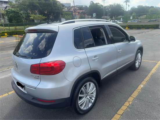 VOLKSWAGEN-TIGUAN-2012