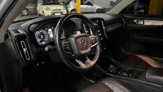 VOLVO-XC40-2020
