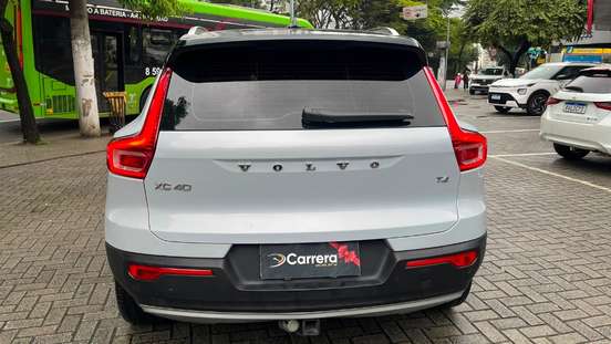 VOLVO-XC40-2020