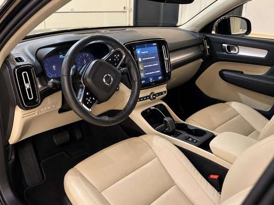 VOLVO-XC40-2021