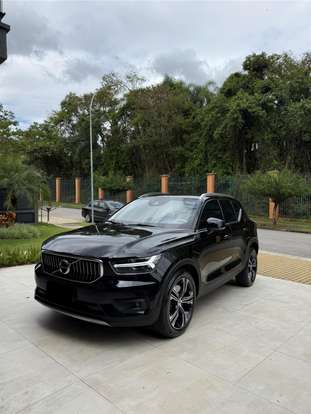 VOLVO-XC40-2021