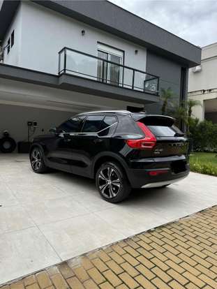 VOLVO-XC40-2021