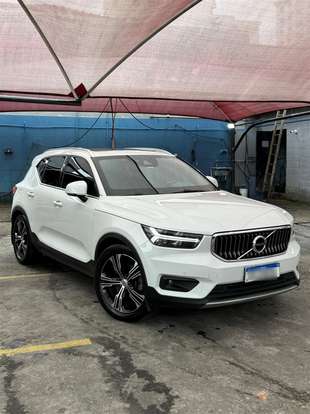 VOLVO-XC40-2020