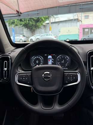 VOLVO-XC40-2020