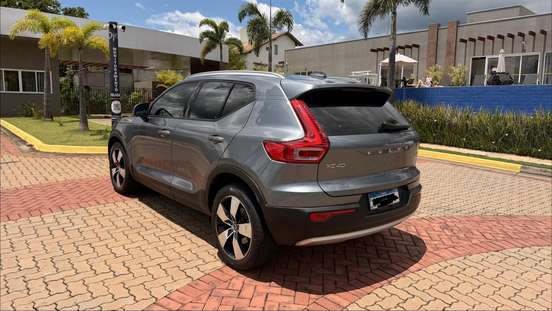 VOLVO-XC40-2018